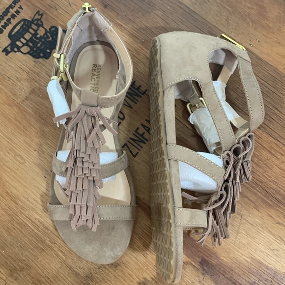 Kenneth Cole Reaction | NWOB Audra Struck Sand Fringe T-Strap Sandal 6 - Picture 3 of 17